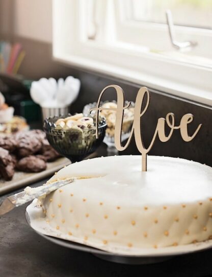 Caketopper trä - Ett valfritt namn/ord